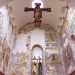 Qui infatti le alte pareti sono interamente colorate con molteplici scene religiose...